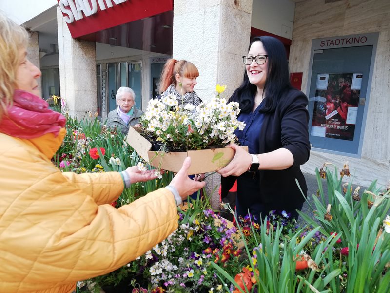 Vizebürgermeisterin Sarah Katholnig und das Stadtgrün-Team verschenken am 24. April die Frühlingsblumen der Osterlandschaft. 