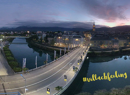 Stadtansicht von Villach mit Blick auf Draubrücke, Hauptplatz und Stadtpfarrturm