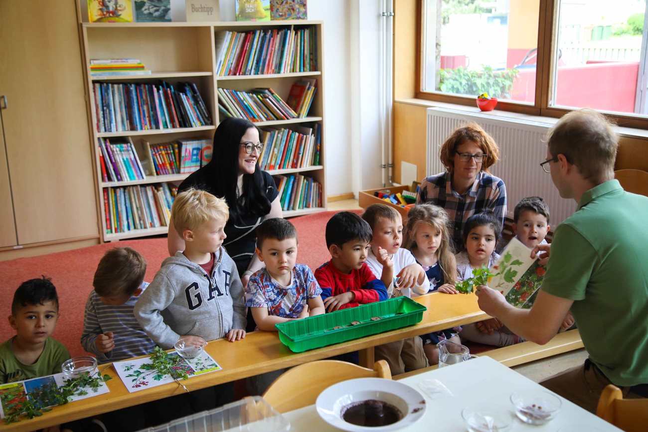 Im Kindergarten "Auf der Tratten" züchtet Vizebürgermeisterin Sarah Katholnig mit den kleinen Mädchen und Buben Wildsträucher.   
