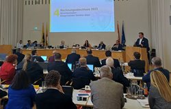Bürgermeister Günther Albel berichtet über den Rechnungsabschluss 2023