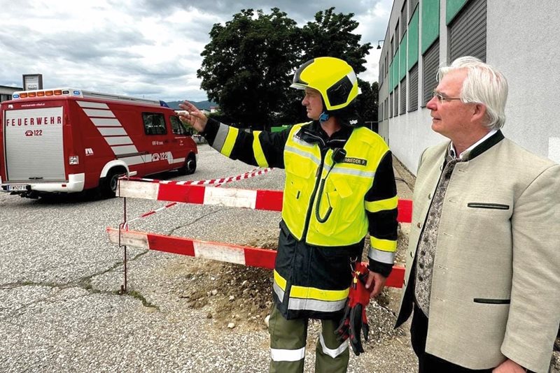 Feuerwehrreferent Stadtrat Harald Sobe mit Bezirksfeuerwehr-Kommandant Patrick Unterrieder beim Großbrand einer Lagerhalle in Seebach