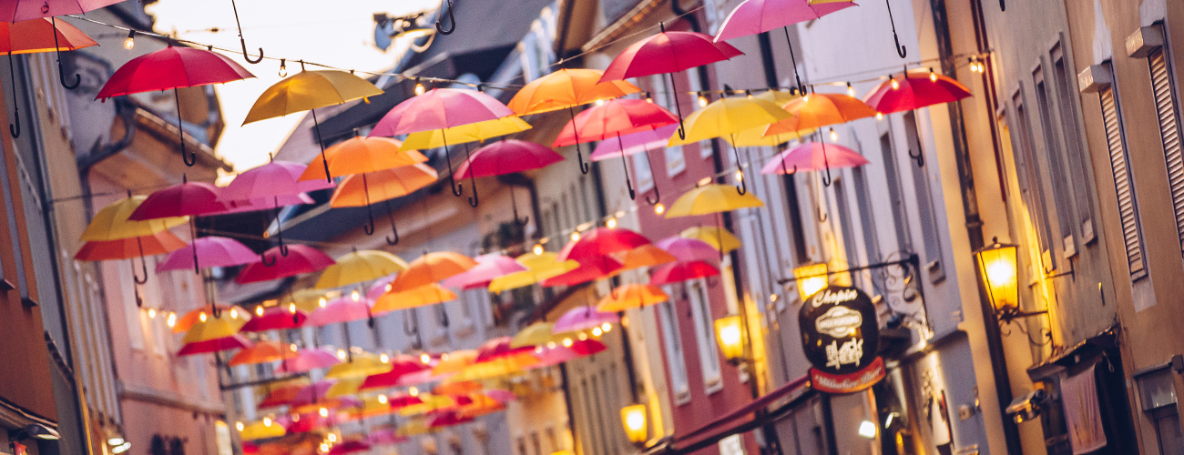 200 bunte Schirme dekorieren die Lederergasse und sorgen für Sommerstimmung
