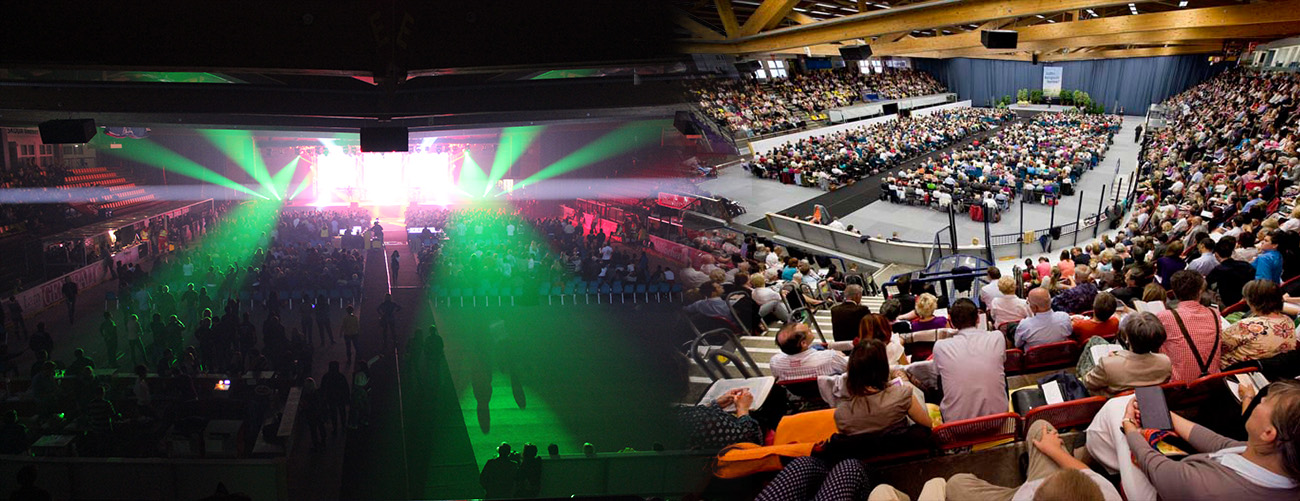 Blick von der obersten Reihe auf die Stadthalle mit Menschen gefüllt